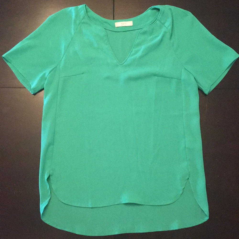 Soft, woven Ezra shirt with hi/low hem